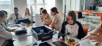 26 сентября  2024 обучающиеся 11 класса провели лабораторную работу  по теме «Наблюдение магнитного поля на ток», с использованием  оборудования центра «Точка роста»