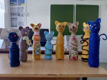 22.02.2024 г. Изготовление поделки "Кошечка" из пластиковых бутылок и джута