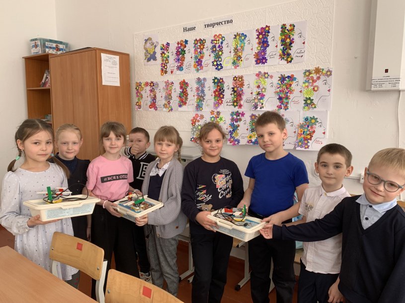 28.02.2024 г. Создание модели «Аэроплан» с использованием базового набора конструктора «Lego Education. WeDo» в 1 классе